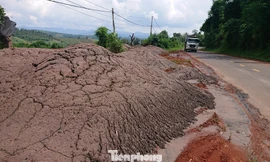 Chất thải đổ sat Quốc lộ 28