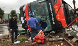 Hiện trường vụ lật xe khách