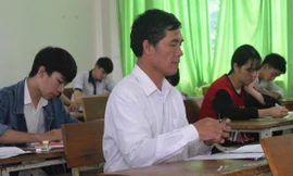 Ông Thiều chuẩn bị làm bài thi