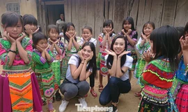 Hoa hậu Tiểu Vy chụp ảnh với thầy cô giáo tại xã Ea Dah