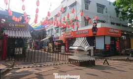 Cà phê đường sách, một trong những điểm thu hút rất đông khách đến, đã dựng hàng rào, tạm đóng cửa