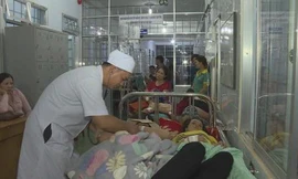 Bác sĩ bệnh viện đang cấp cứu cho người dân bị ngọ độc thức ăn
