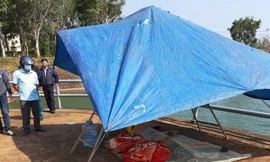 Người dân trục vớt thi thể chị N lên bờ