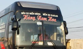 Chiếc xe khách bị hỏng phần đầu