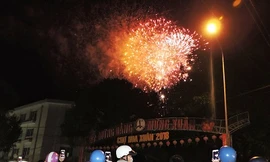 Người dân TP Buôn Ma Thuột reo mừng xem màn bắn pháo hoa