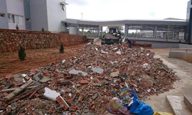 Cảnh đập phá sửa chữa vẫn tiếp tục diễn ra tại BV Đa khoa Vùng Tây Nguyên