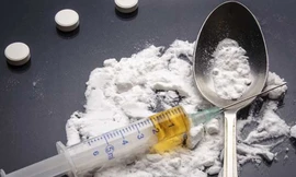 Kinh hãi phát hiện thanh niên quỳ gối chết nghi do sốc ma túy