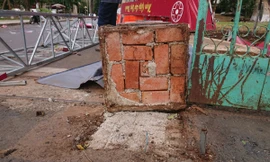 Cổng chào Bảo tàng tỉnh Đắk Lắk bị đổ, lộ rõ cách dựng cổng cực kỳ cẩu thả, sơ sài