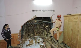 Gỗ đổ la liệt phòng ăn cua gia đình anh Sang