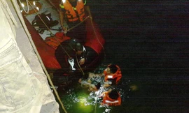 Cơ quan chức năng đưa thi thể đôi nam nữ lên bờ