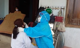 Ngành y tế Đắk Lắk lấy mẫu để xét nghiệm 1 trường hợp (tại xã Ya Lốp, huyện Ea Súp) đi cùng chuyến xe với ca bệnh ở Gia Lai