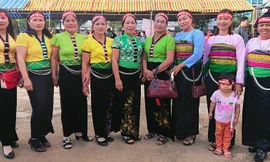 Nhóm đồng bào Mường xã Ea Pal, huyện Ea Kar tham gia Chủ nhật Đỏ