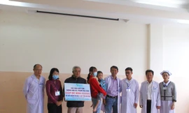 Làm thủ tục xuất viện và trao hơn 1,4 tỷ đồng cho gia đình K