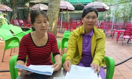 Chị H (phải). và mẹ của ông H. phản ánh chiến sĩ trại tạm giam “xù nợ"