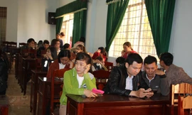 Hàng trăm giáo viên phập phồng lo âu, vì nguy cơ bị cắt hợp đồng.