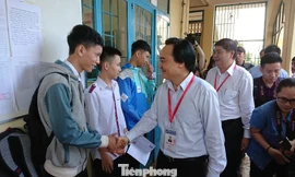 Bộ trưởng Phùng Xuân Nhạ thăm điểm thi tại trường THPT Cư Mgar