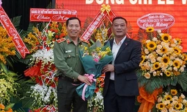 Lãnh đạo UBND tỉnh Đắk Lắk chúc mừng ông Lê Văn Tuyến thăng hàm thiếu tướng