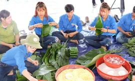 Đoàn viên thanh niên gói bánh chưng để tặng cho các em học sinh tại xã Ia R’ve