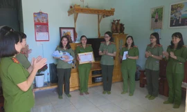 Đoàn cán bộ Công an tỉnh đến thăm gia đình đại úy H’Tinh H’Wing