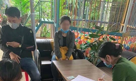 Hai vợ chồng đi tiêm "chui" vắc xin bị công an bắt quả tang