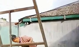 Đứa trẻ bị hành hạ (ảnh cắt từ clip) 