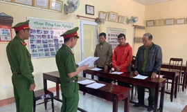 Công an đọc lệnh bắt tạm giam nhóm cán bộ của Công ty TNHH MTV Lâm nghiệp Ea Kar