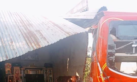 Nhà của ông Hoà bị xe khách bị tông sập