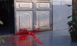 Nhà ông Vinh bị tạt sơn