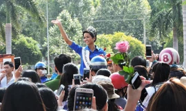 Hoa hậu H’Hen Niê trong màu áo xanh đoàn xinh xắn