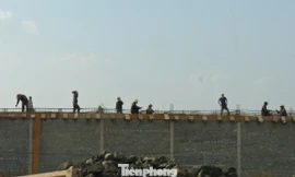 Công nhân đang xây dựng bên trong dự án của Cty Nam Sơn (ảnh chụp chiều ngày 18/4)