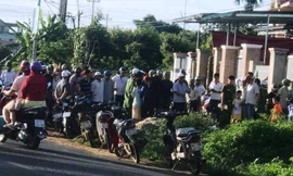 Đông đảo người dân hiếu kì có mặt ở hiện trường