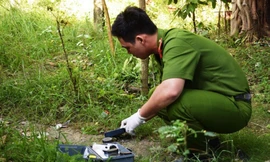 Công an khám nghiệm hiện trường vụ việc chồng đâm chết vợ đang mang thai 3 tháng. Ảnh: Kiến Thức