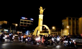 Người dân tuần hành qua ngã Sáu