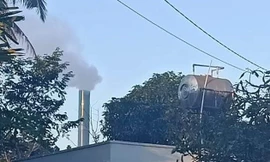 Khói bụi bốc ra từ lò sấy của Cty Phúc Hạnh 