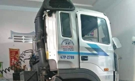 Xe container tông sập phòng khách, 6 người đang ngủ thoát nạn