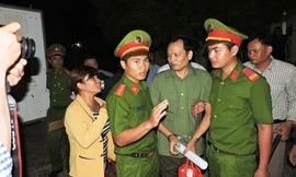 Bị cáo Sáng bị dẫn ra xe chở phạm nhân