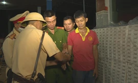 Đối tượng và tang vật vụ vận chuyển thuốc lá lậu