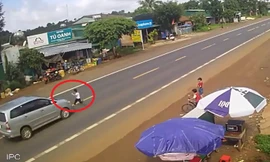 Bé trai băng qua đường bị xe tông