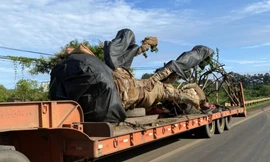 Hiện trường CSGT Đắk Nông phát hiện chiếc xe chở cây gỗ khủng