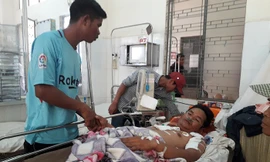 Nạn nhân đang được cấp cứu tại Bệnh viện Đa khoa tỉnh Đắk Lắk