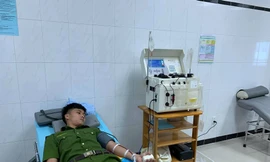 Trung sỹ Trần Nam Cường tham gia hiến máu