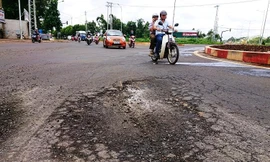 Cận cảnh đường gần 680 tỷ chưa thông xe đã vá chằng vá đụp