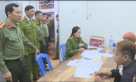 Đại tá Lê Văn Tuyến (ngoài cùng bên trái) trực tiếp chỉ huy đánh bắt các đối tượng đốt pháo trái phép