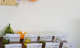 Mẫu xăng giả được công bố tại buổi họp báo