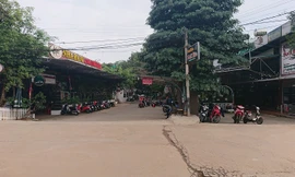 Hai điểm dịch vụ ăn nhậu đối diện, cùng làm các công trình vi phạm nhưng 2 năm qua vẫn hoạt động bình thường