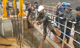 Dùng tời và con lăng giải cứu thành công thuỷ điện Đắk Kar