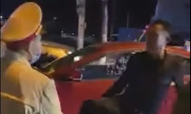 Hiện trường thầy L đòi đánh nhau với CSGT (ảnh cắt từ clip)