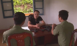 Nguyễn Minh Chiến cùng tang vật tại cơ quan điều tra. Ảnh: Dân Việt