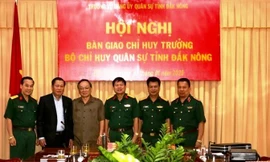 Tân Chỉ huy trưởng Quân sự Bộ chỉ huy Quân sự tỉnh Đắk Nông Thượng tá Đinh Hồng Tiếng (thứ 2 từ phải qua)