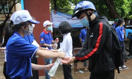 Các thí đều đeo khẩu trang và vệ sinh tay trước khi vào phòng dự thi. 